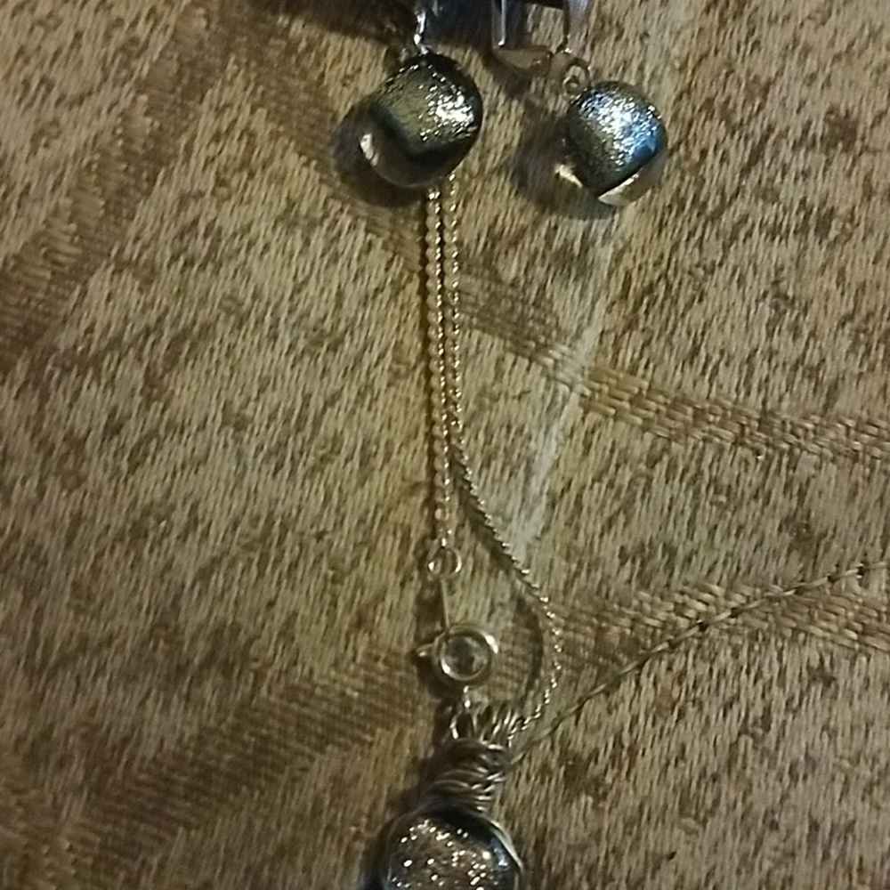 Necklace and earing set